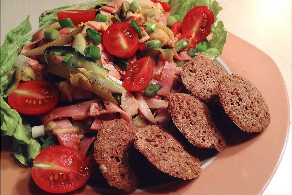 Fettarmer Wurstsalat mit Mini-Kleiemuffins aus der Mikrowelle