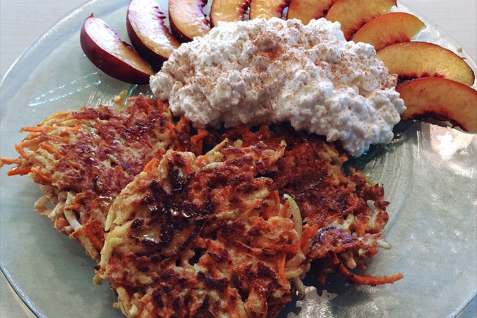 Apfel-Möhren-Puffer mit Hüttenkäse und Nektarine