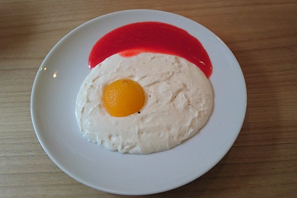 Fruchtige Spiegeleier mit Erdbeerketchup