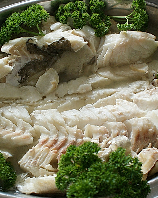 Pochierter Seebarsch mit weißer Buttersauce