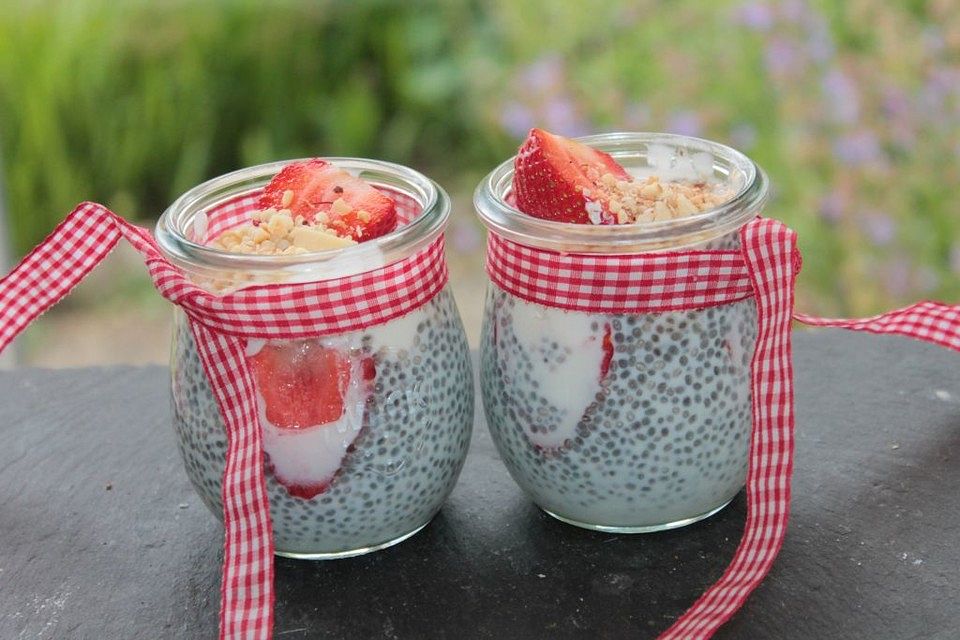 Chia-Pudding mit Limetten-Erdbeeren, Joghurt und gerösteten Mandeln