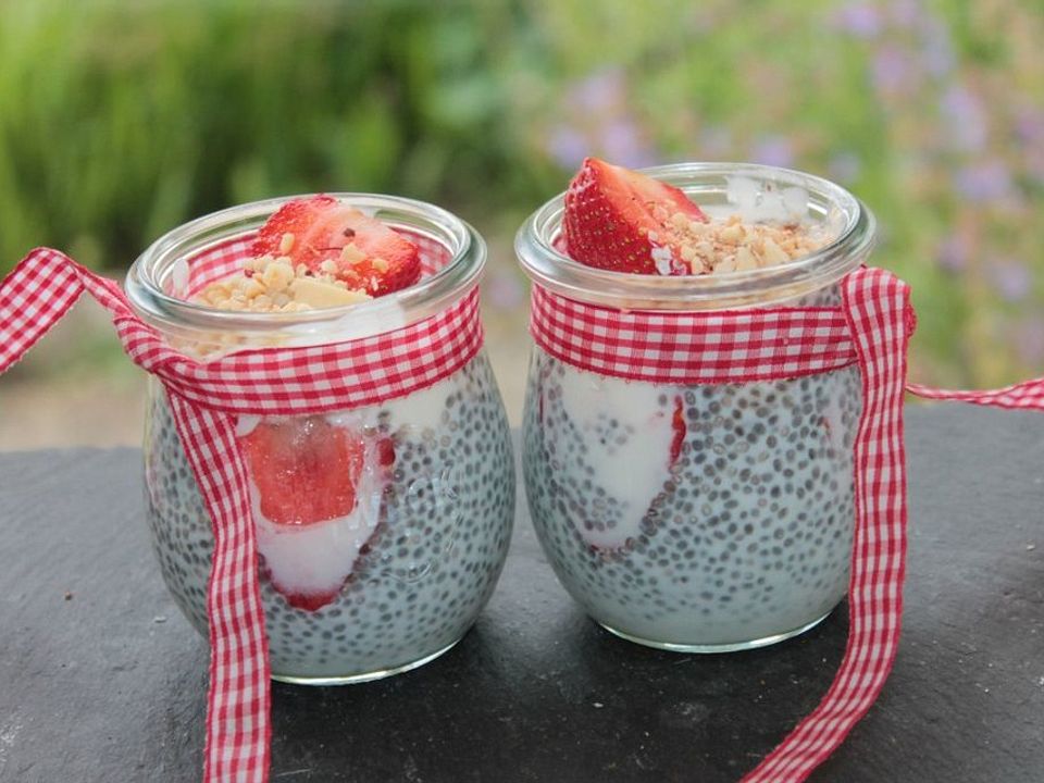 Chia-Pudding mit Limetten-Erdbeeren, Joghurt und gerösteten Mandeln von ...