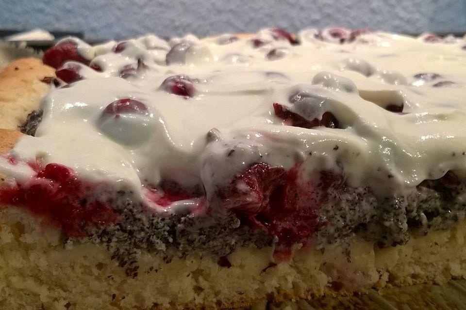 Hefekuchen vom Blech mit Mohn und Stachelbeeren