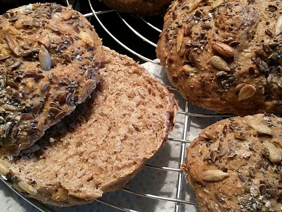 Dinkelbrötchen mit Sesam und Kümmel