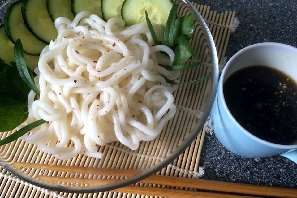 Kalte Udon Nudeln mit Sojasoßen-Dip