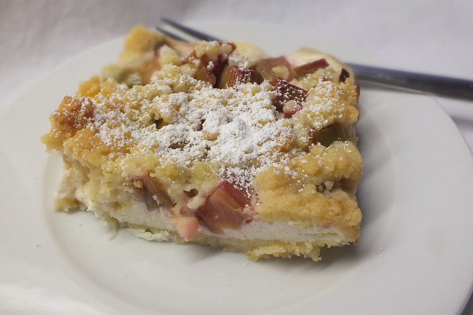 Rhabarberkuchen mit Quark-Vanille-Creme und Streuseln