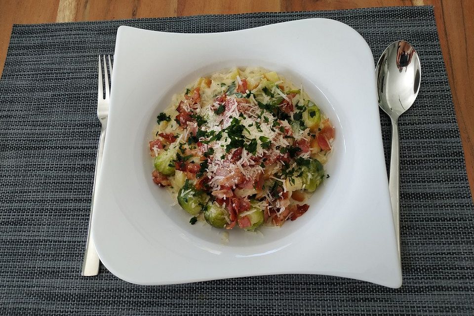 Kohlsprossen in Parmesan-Sahne-Sauce mit Äpfeln und knusprigem Speck