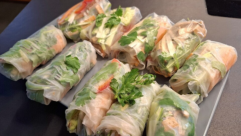 Vegetarische-Sommerrollen-mit-Erdnussdip