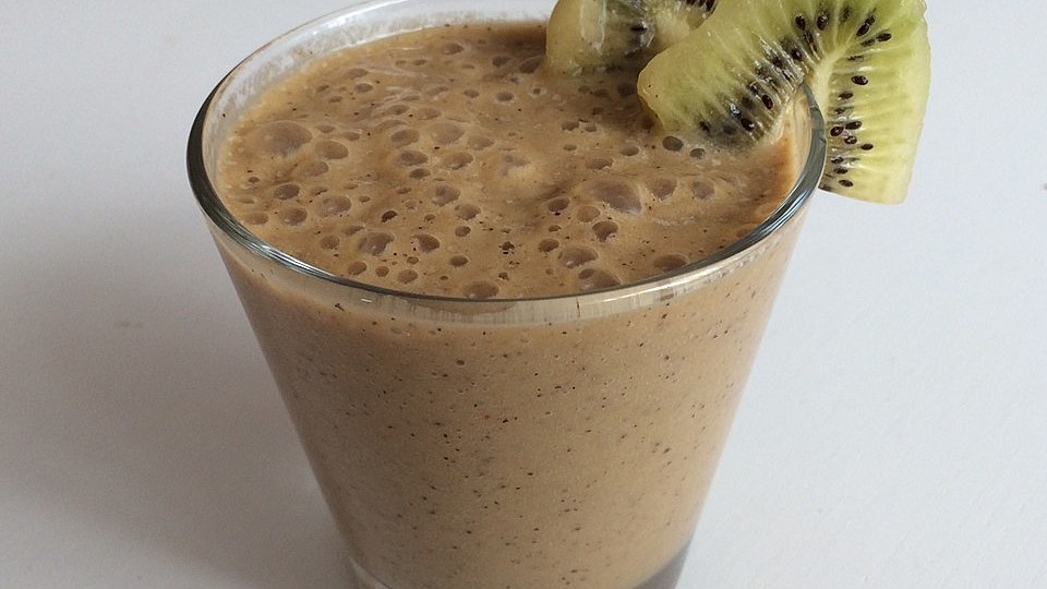 Fruchtiger Kaffee-Kiwi-Smoothie von binis