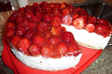 Erdbeer-Joghurt-Torte auf Mürbeteigboden