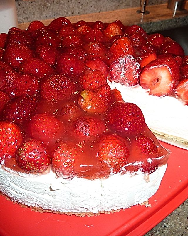 Erdbeer-Joghurt-Torte auf Mürbeteigboden
