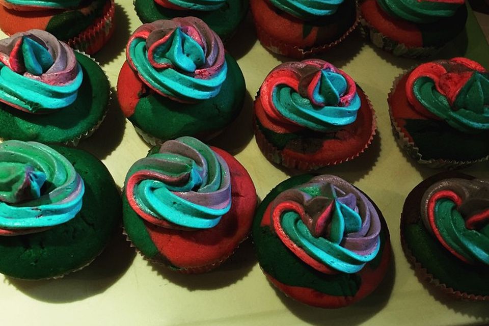 Rainbow Cupcakes und Rainbow Swirl Buttercream Frosting