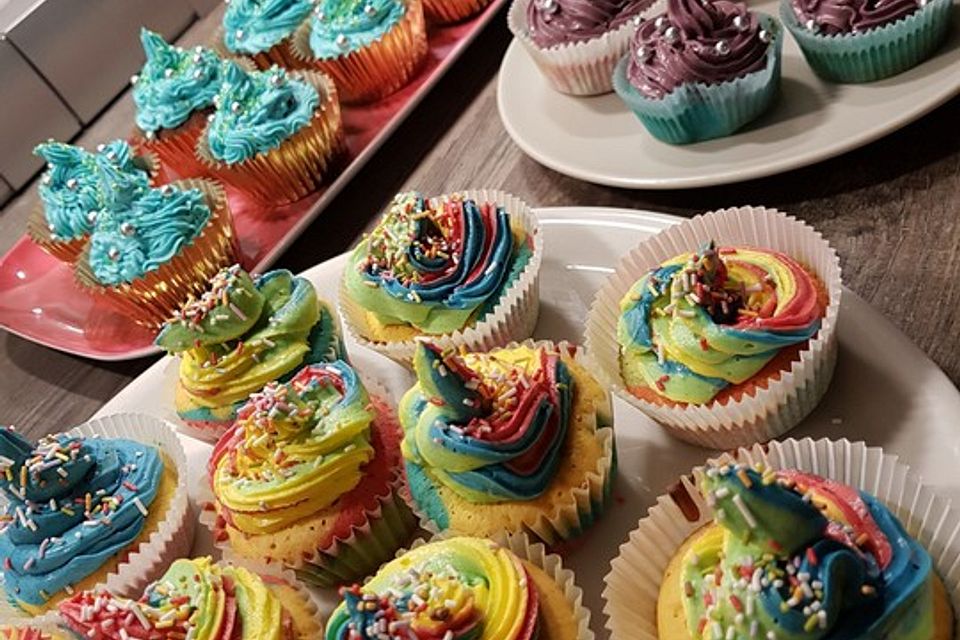 Rainbow Cupcakes und Rainbow Swirl Buttercream Frosting