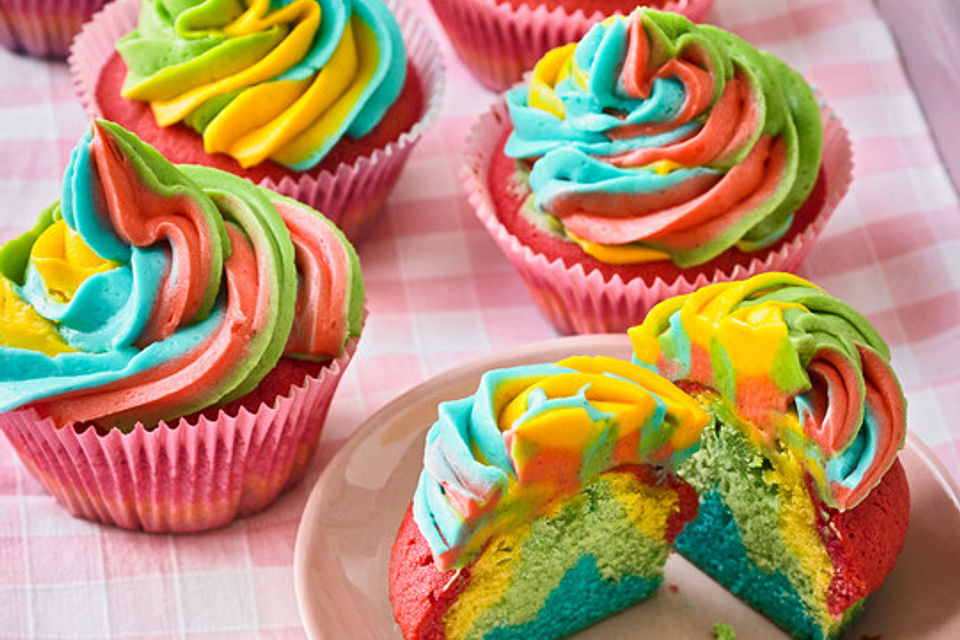 Rainbow Cupcakes und Rainbow Swirl Buttercream Frosting