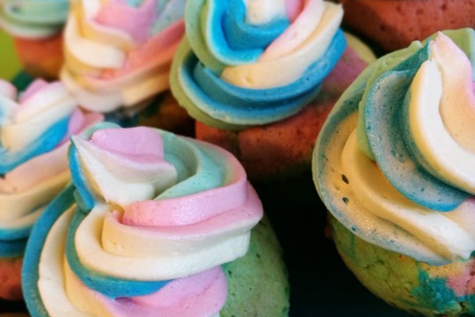 Rainbow Cupcakes und Rainbow Swirl Buttercream Frosting