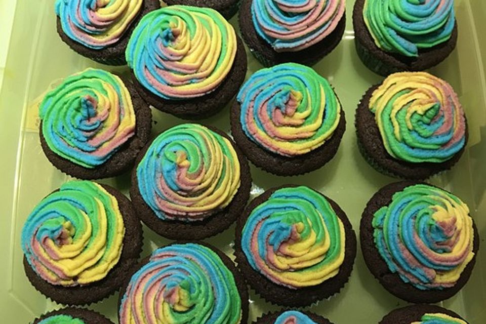 Rainbow Cupcakes und Rainbow Swirl Buttercream Frosting