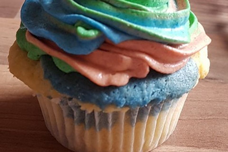 Rainbow Cupcakes und Rainbow Swirl Buttercream Frosting