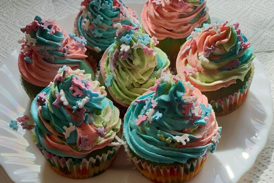 Rainbow Cupcakes und Rainbow Swirl Buttercream Frosting