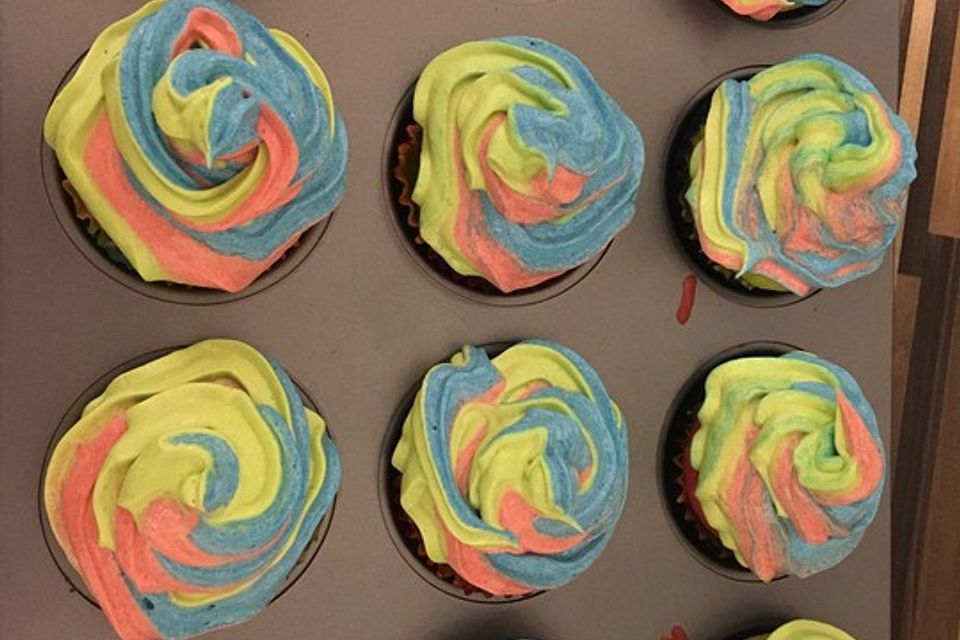 Rainbow Cupcakes und Rainbow Swirl Buttercream Frosting