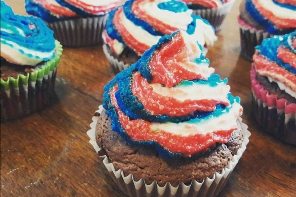 Rainbow Cupcakes und Rainbow Swirl Buttercream Frosting