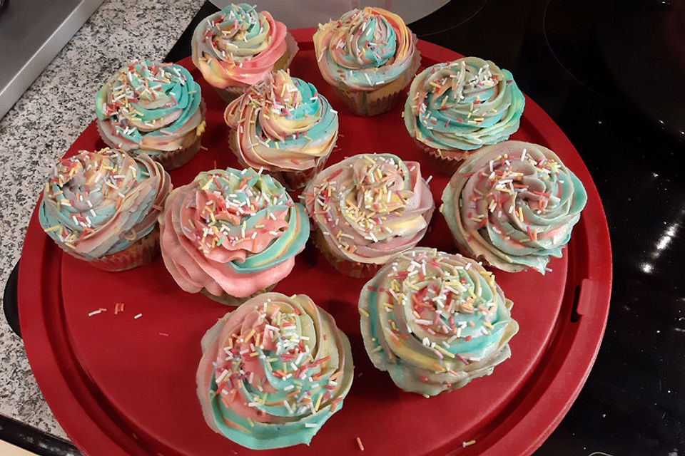 Rainbow Cupcakes und Rainbow Swirl Buttercream Frosting