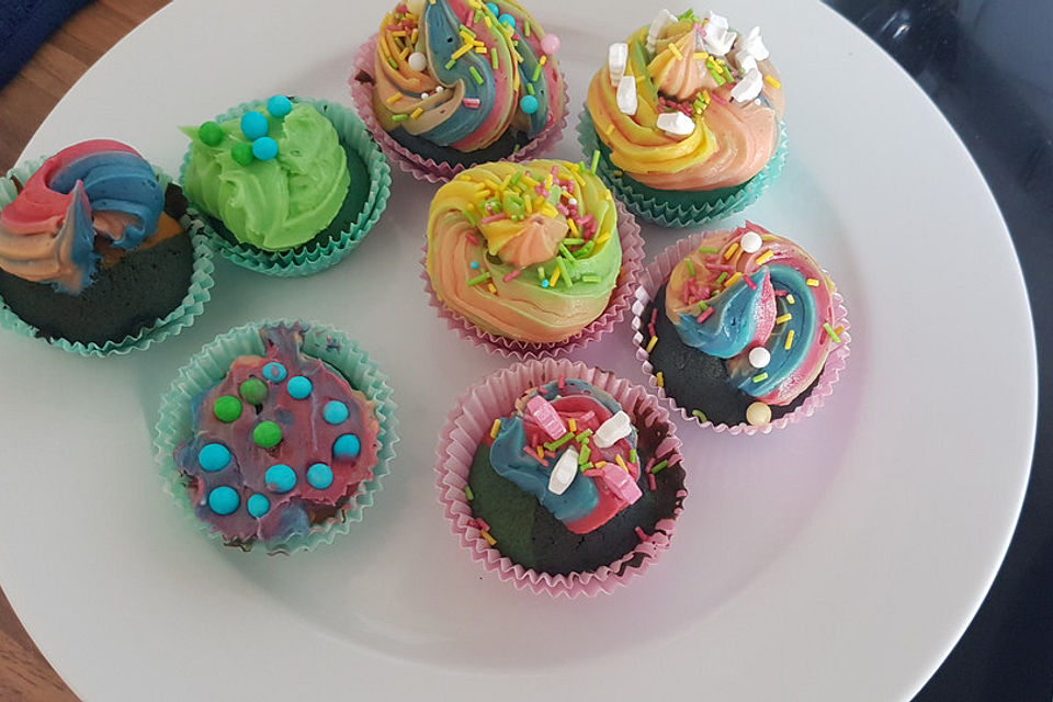 Rainbow Cupcakes und Rainbow Swirl Buttercream Frosting