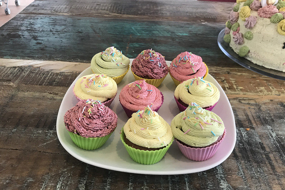 Rainbow Cupcakes und Rainbow Swirl Buttercream Frosting