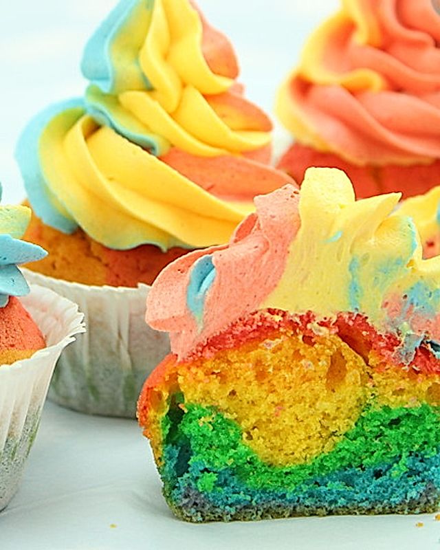 Rainbow Cupcakes und Rainbow Swirl Buttercream Frosting