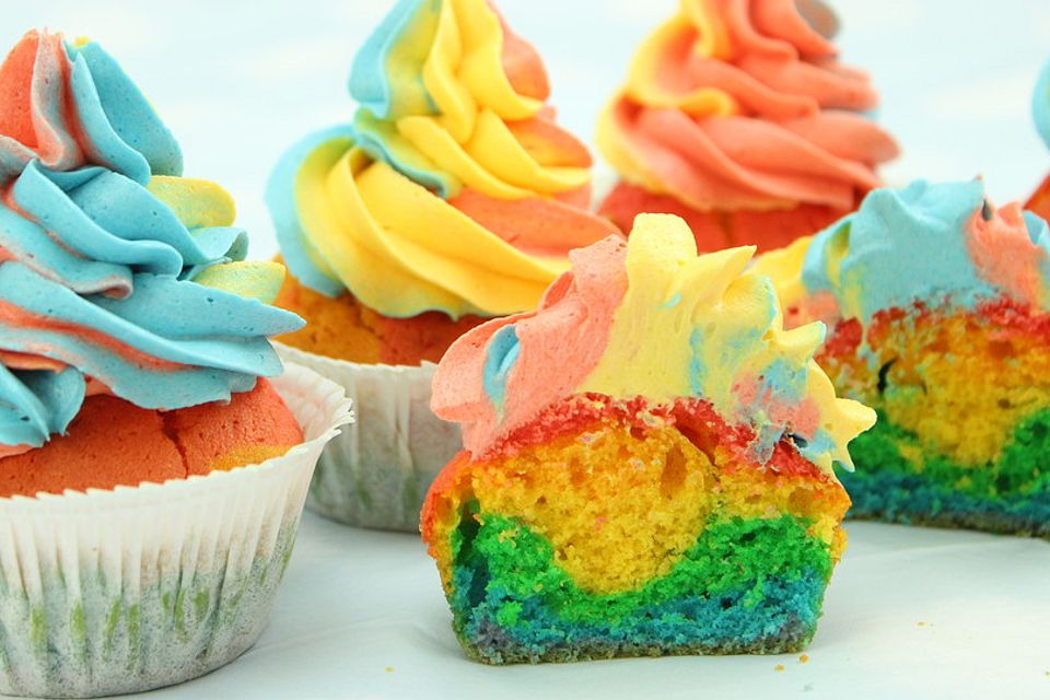 Rainbow Cupcakes und Rainbow Swirl Buttercream Frosting