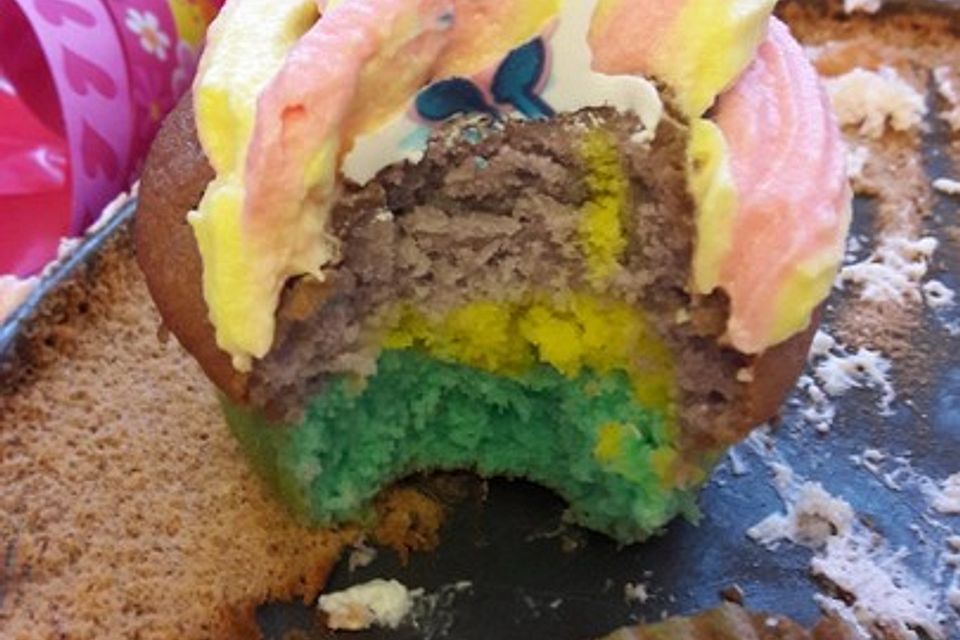 Rainbow Cupcakes und Rainbow Swirl Buttercream Frosting