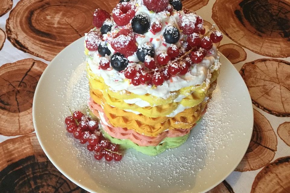 Rainbow Waffles mit Vanillewölkchen