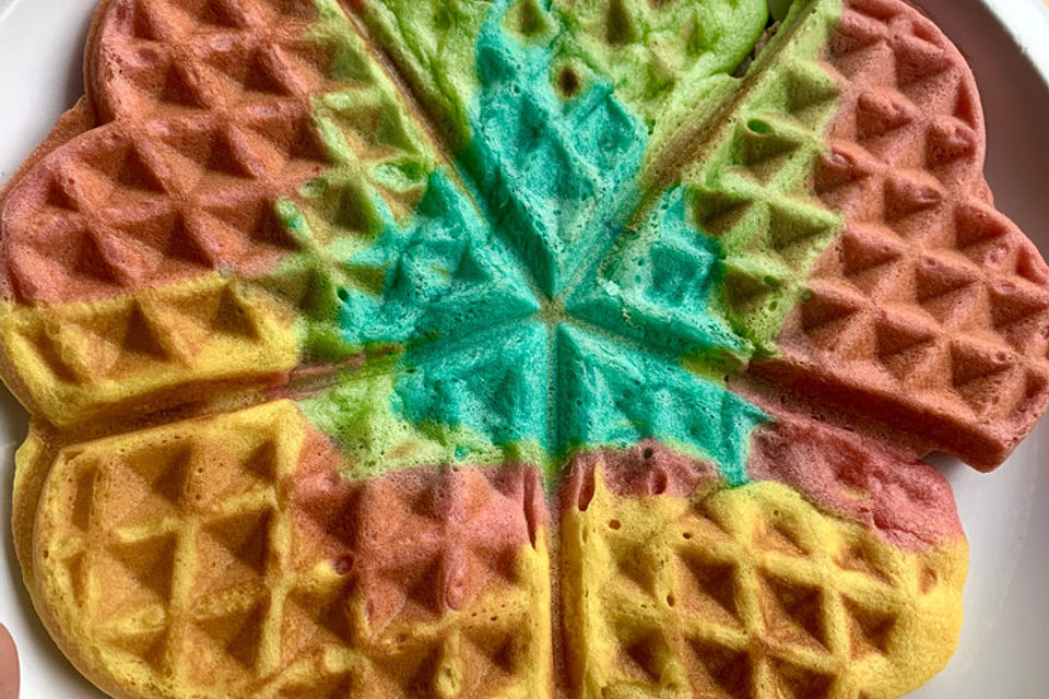 Rainbow Waffles mit Vanillewölkchen