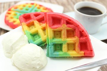 Rainbow Waffles mit Vanillewölkchen