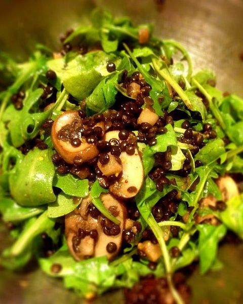 Rucolasalat mit Belugalinsen und Pilzen