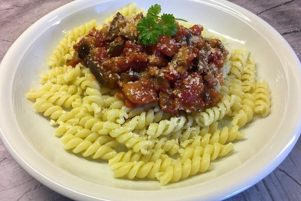 Pasta mit Auberginen-Tomaten-Sauce