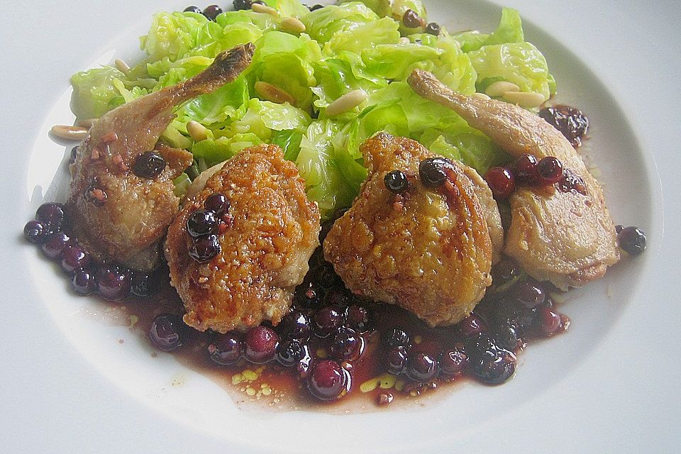 Wachtel auf Rosenkohlsalat mit Preiselbeervinaigrette