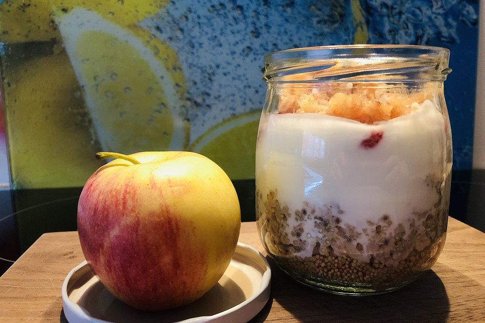 Power Frühstück mit Quinoa und frischen Früchten