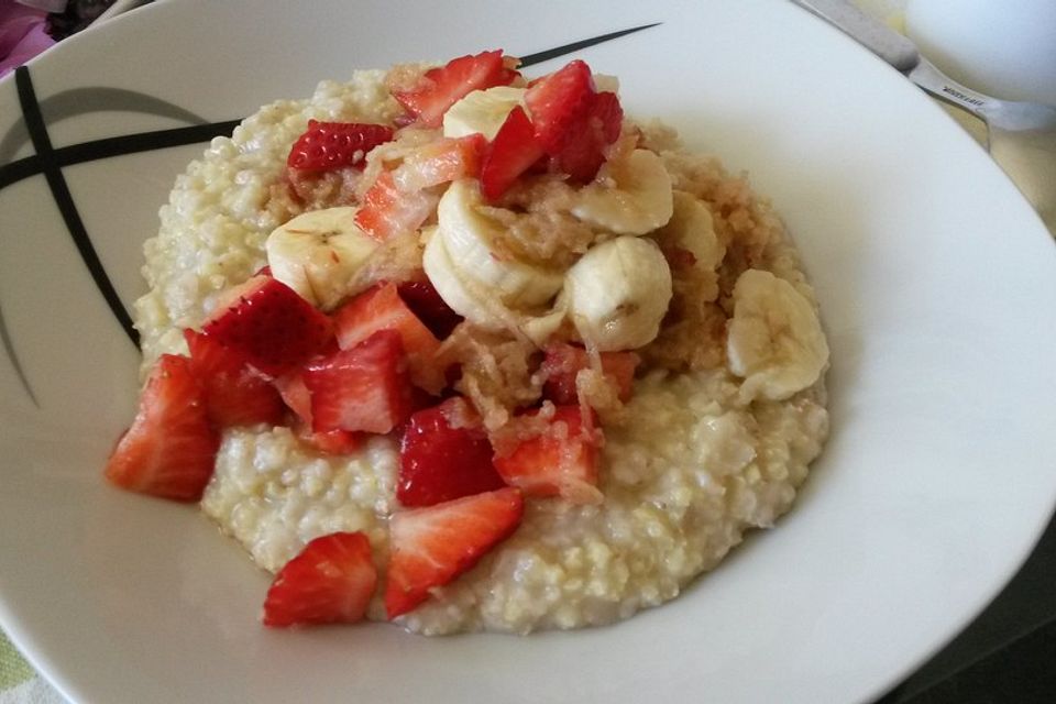 Power Frühstück mit Quinoa und frischen Früchten