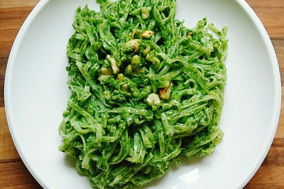 Reisnudeln mit Erdnuss-Koriander-Pesto