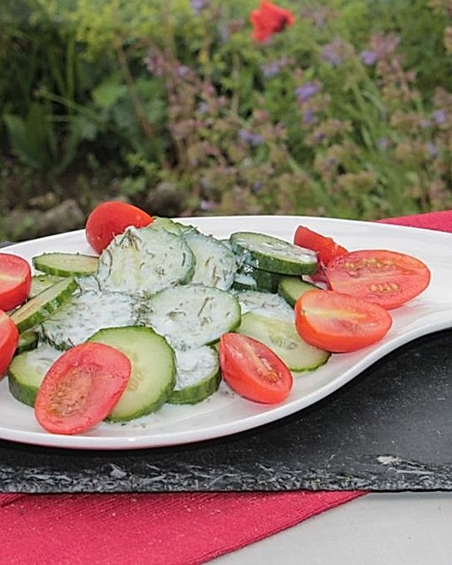 Bauerngurken-Kirschtomaten-Salat mit Dressing aus isländischem Frischkäse