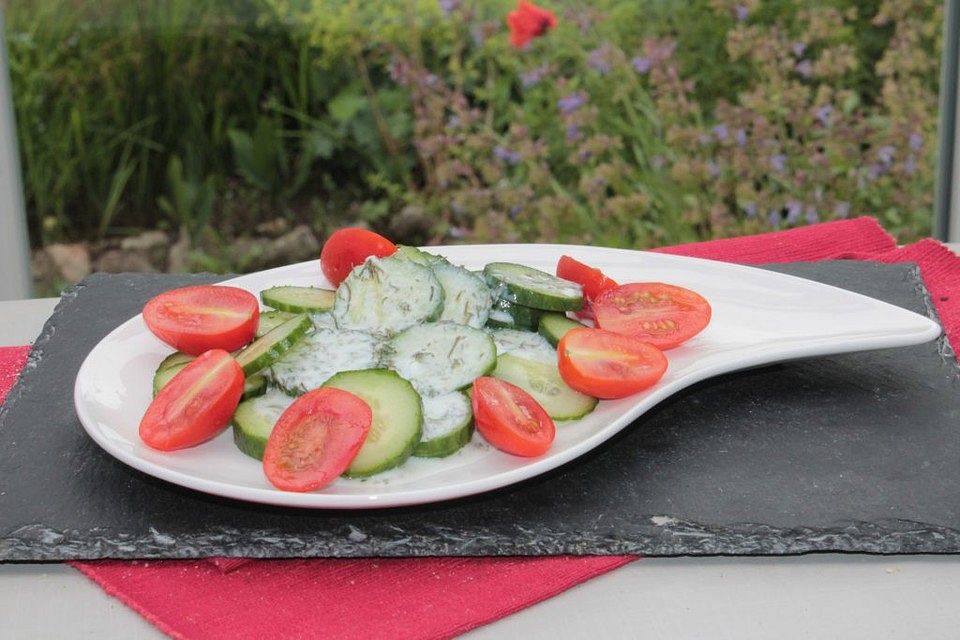 Bauerngurken-Kirschtomaten-Salat mit Dressing aus isländischem Frischkäse