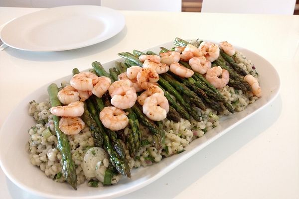 Rollgerste-Kräuter-Risotto mit grünem Spargel und Garnelen von Zebra15 ...