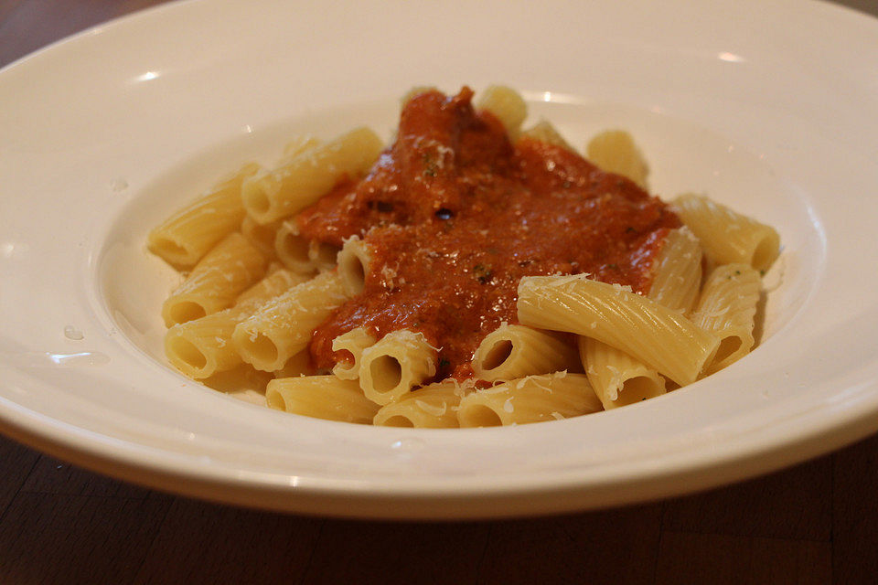 Nudeln mit Tomaten-Sardellensoße