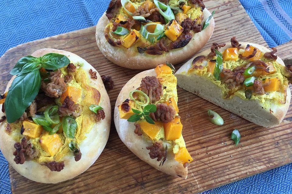 Mini-Pizza mit Putenhack und Mango