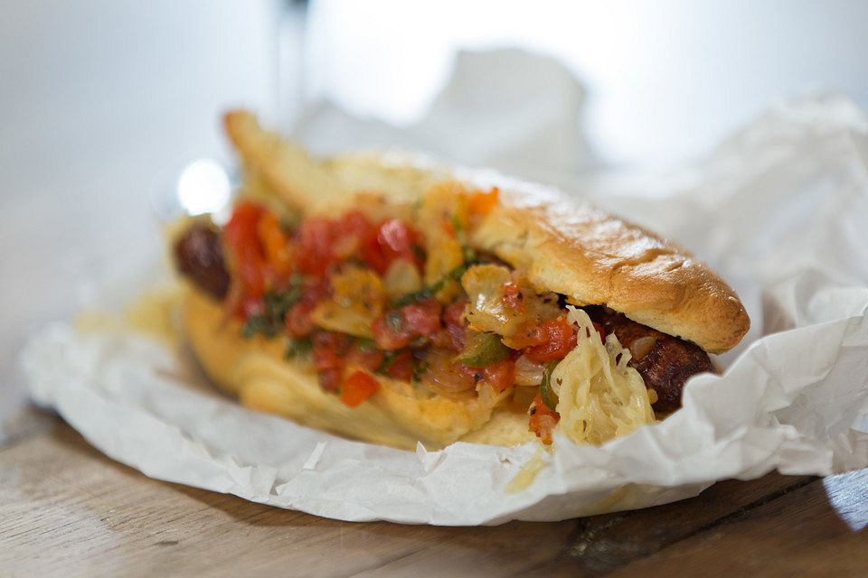 French Hotdog mit Merguez und Brioche-Brötchen