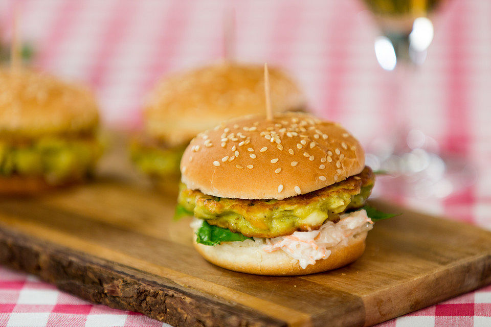 Mini Halloumi-Burger mit Gemüse und Avocado