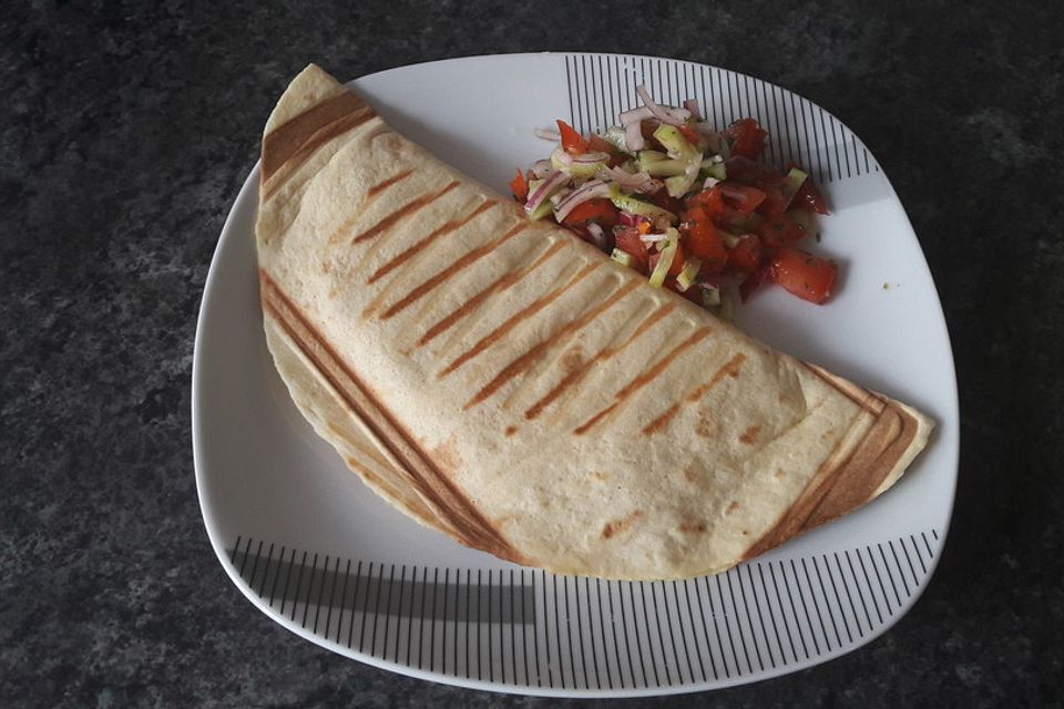 Quesadilla mit Pico de Gallo-Dip