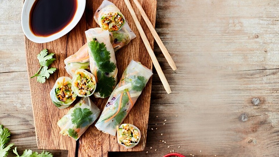 Vegane-Sommerrolle-aus-Reispapier-und-Gem-se