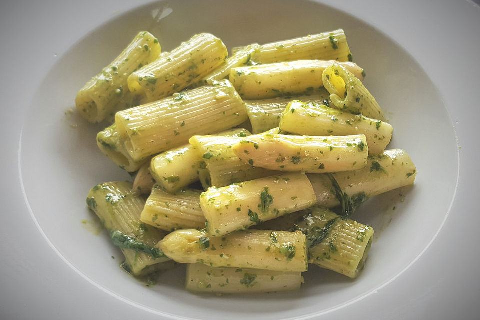 Pasta mit Spargel und Rucola-Pesto