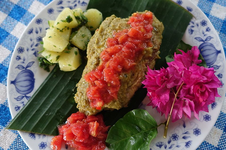 Fischfilet mit Avocado-Sambal im Bananenblatt